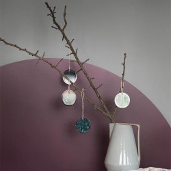 boule de noël en porcelaine émaillée verte ferm living