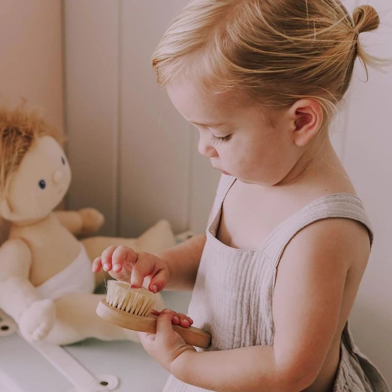 Jouet Brosse à cheveux en bois pour poupée Olli Ella