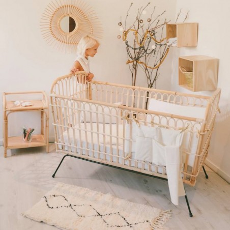 Lit bébé en rotin naturel et pied en métal 60x120cm Lit bébé en rotin naturel et pied en métal 60x120cm