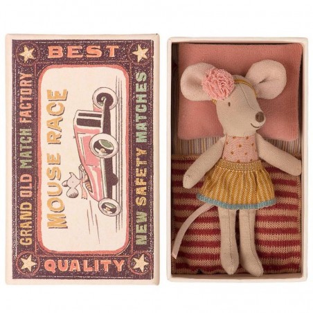 Poupée souris avec jupe dorée et bandeau à fleurs rose et praure de lit dans une boîte décorée