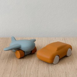 Jouets silicone avion / voiture moutarde/bleu "Kevin" Liewood