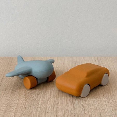 Jouets silicone avion / voiture moutarde/bleu "Kevin" Liewood Jouets silicone avion / voiture moutarde/bleu "Kevin" Liewood