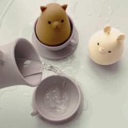 Bath toys - little bunny and cat in two tea cups and a tea pot by konges sloejd