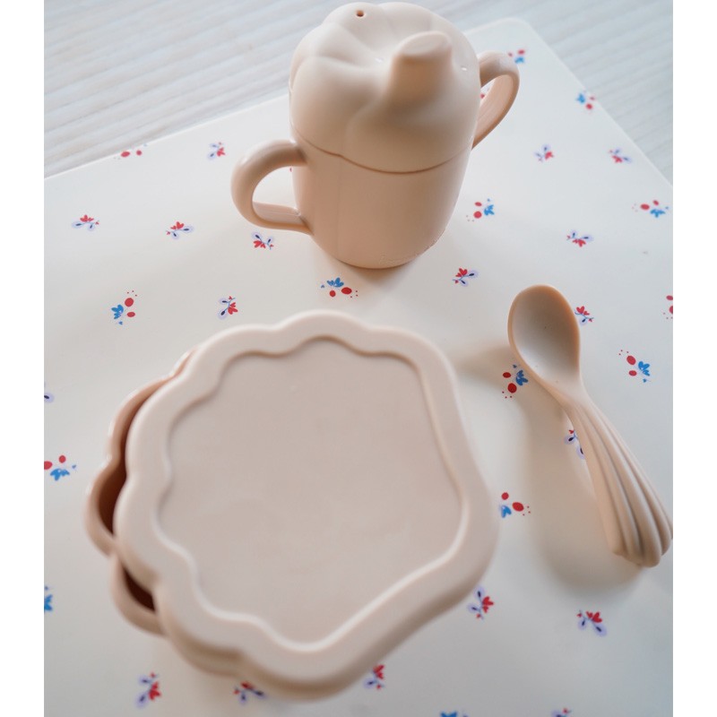 Coffret vaisselle bébé silicone Konges Sløjd – couleur shell beige