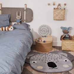 Tapis koala OYOY Mini dans une chambre d’enfant, décoration douce et ludique
